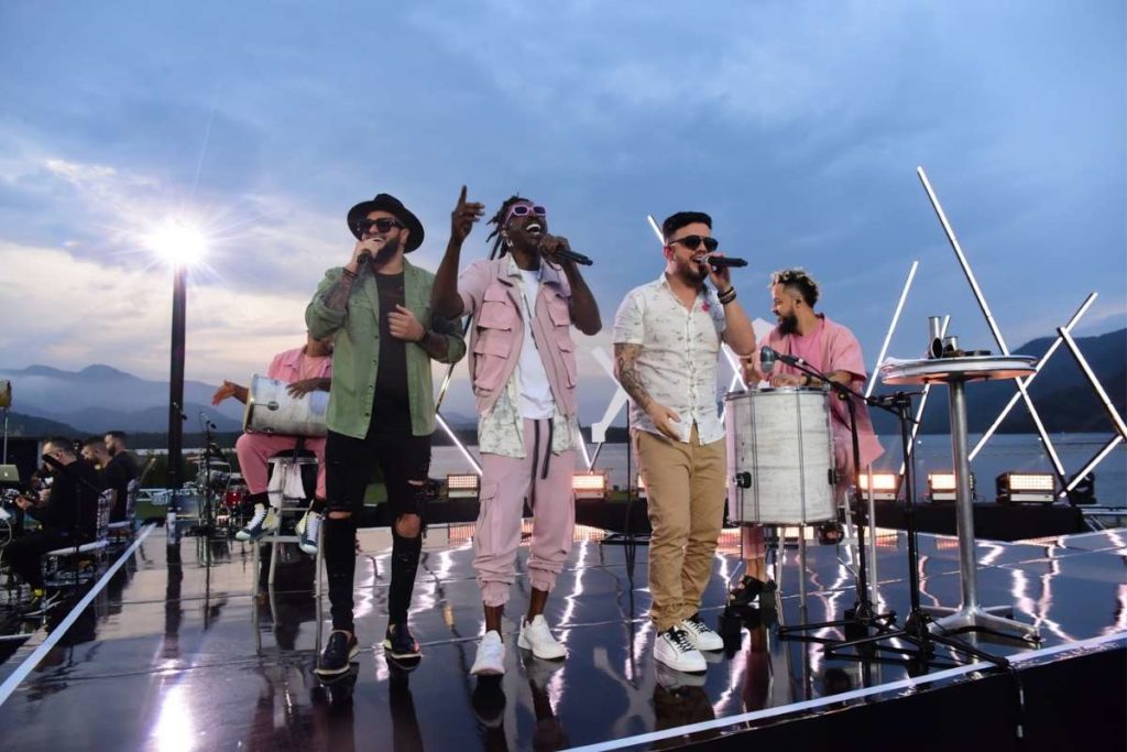 Munik Nunes esbanja estilo em show no litoral paulista