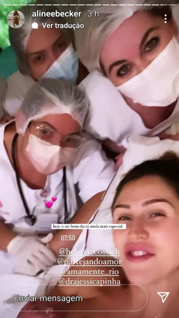 Aline Becker no pós-parto, com a equipe médica e o filho no colo