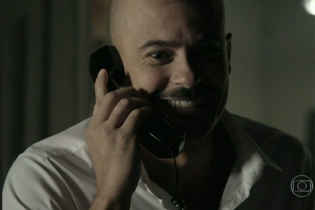 Salvador (Paulo Vilhena) indiferente ao pedido de Carmen (Ana Carolina Dias)