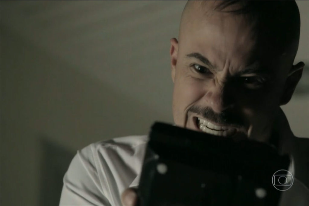 Salvador (Paulo Vilhena) quebra o telefone após ligação de Carmen (Ana Carolina Dias)