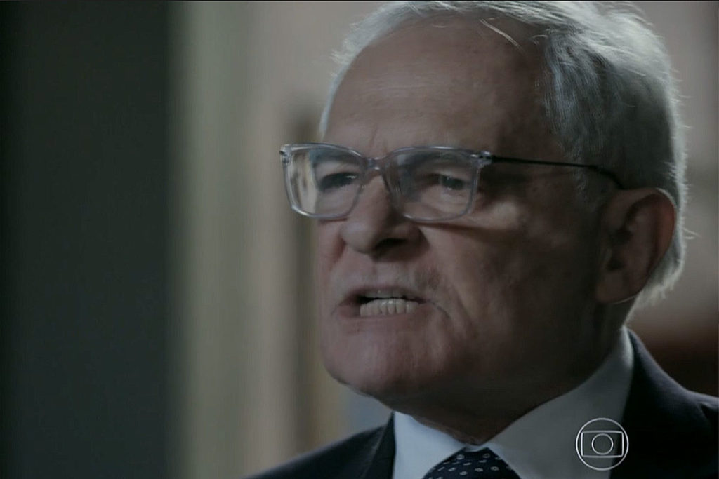 Silviano (Othon Bastos) discute em Império