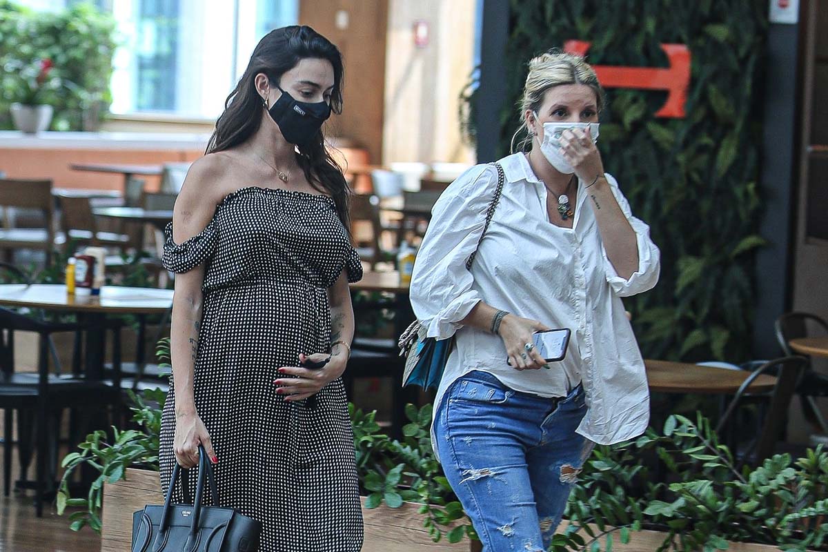 Thaila Ayala mostra barriguinha de grávida em passeio no shopping
