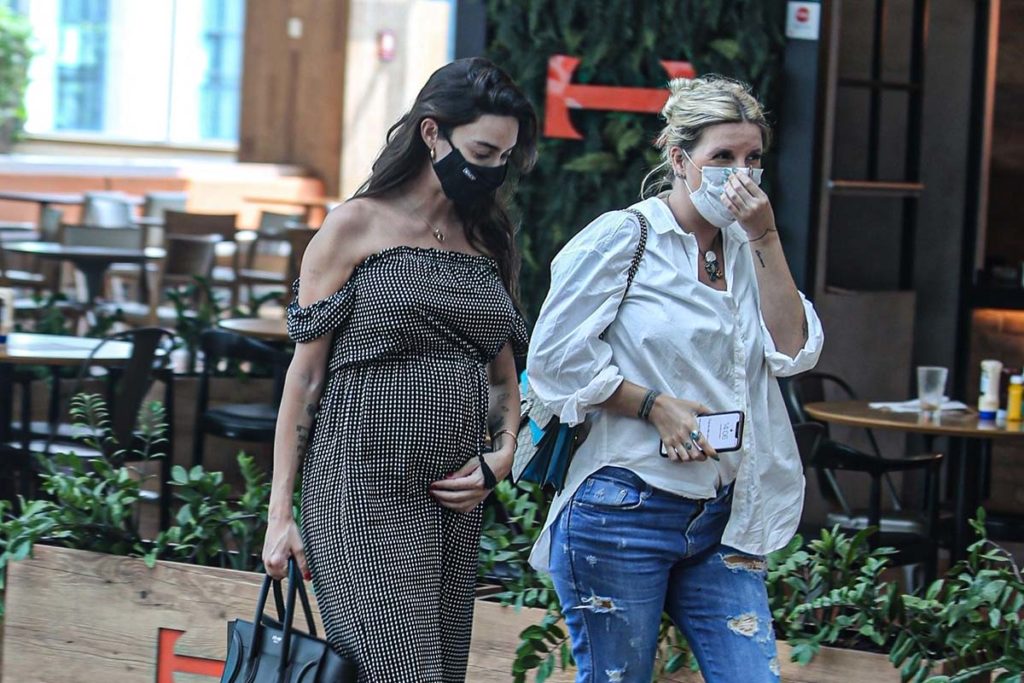 Thaila Ayala exibe barriguinha de grávida durante passeio no shopping