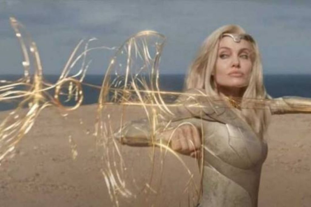 thena (angelina jolie) criando armas de energia em cena de luta de eternos