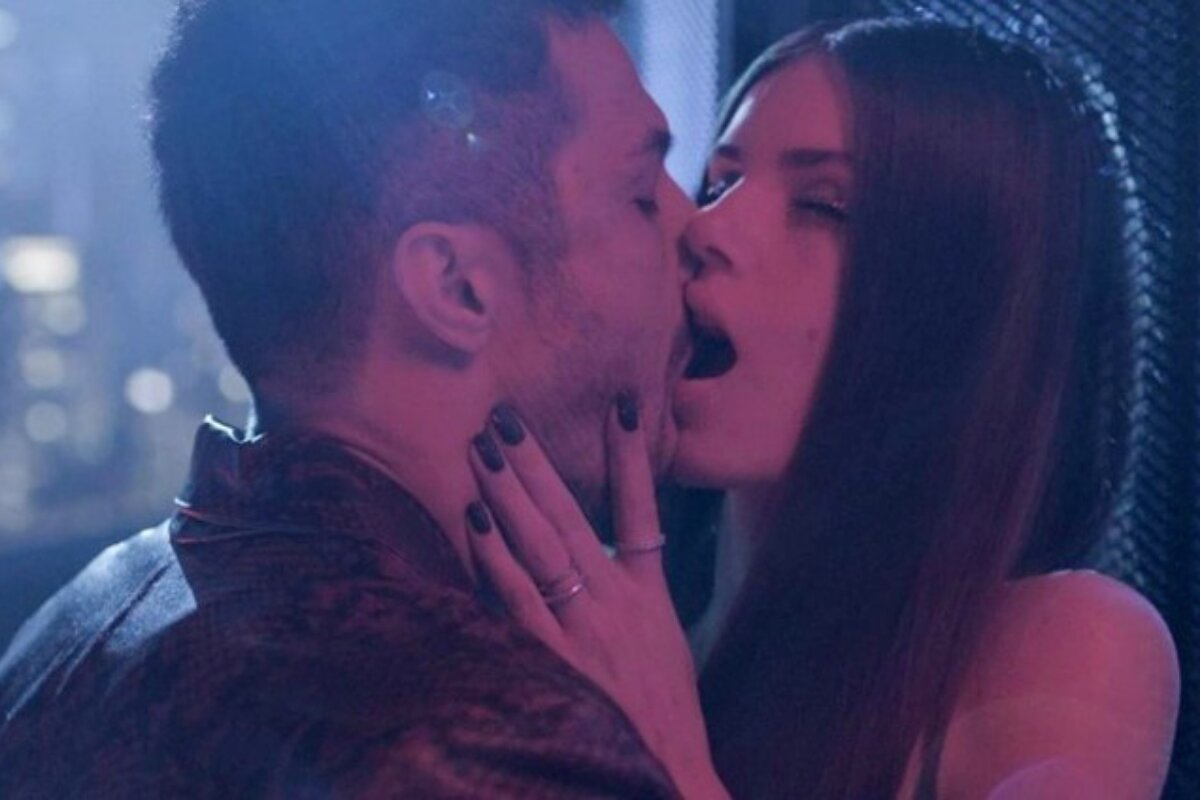 Romulo Estrela beijando Camila Queiroz em cena de 'Verdades Secretas 2'