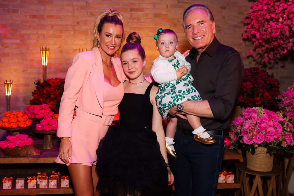 Roberto Justus, Ana Paula Siebert e Vicky ao lado da aniversariante Pietra Quintela