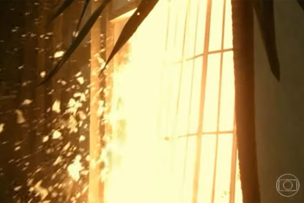 O vidro da galeria fica estilhaçado com as chamas