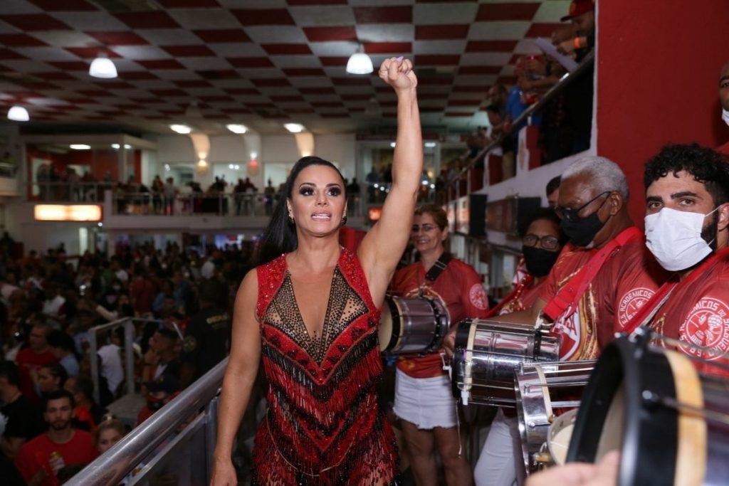 Viviane Araujo na quadra da Salgueiro