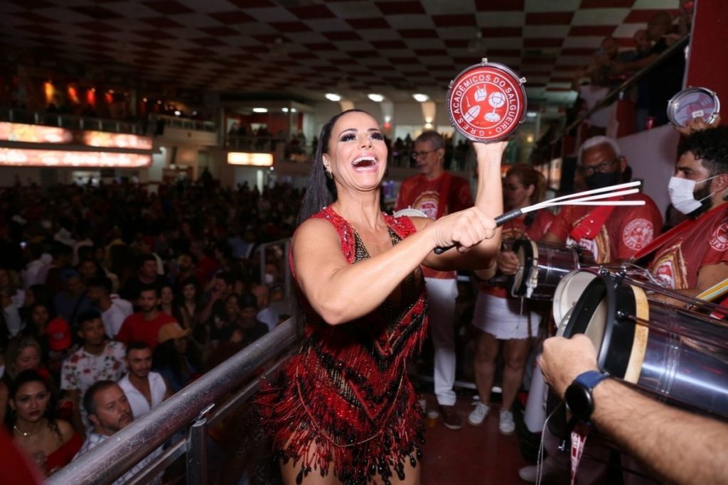 Viviane Araujo na quadra da Salgueiro