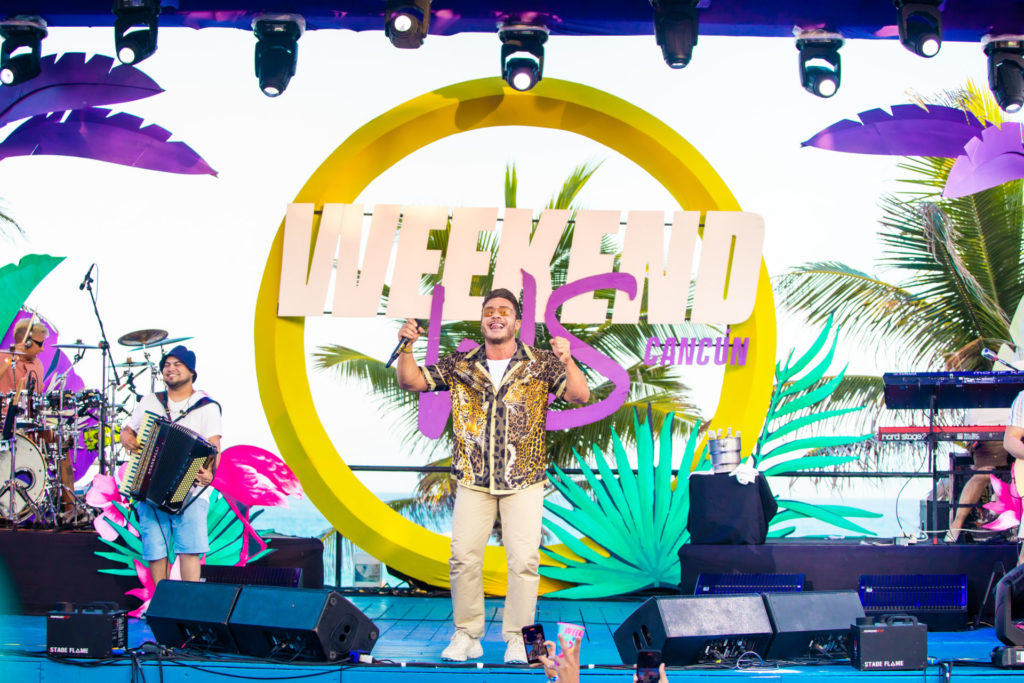 Wesley Safadão fazendo show em Cancun