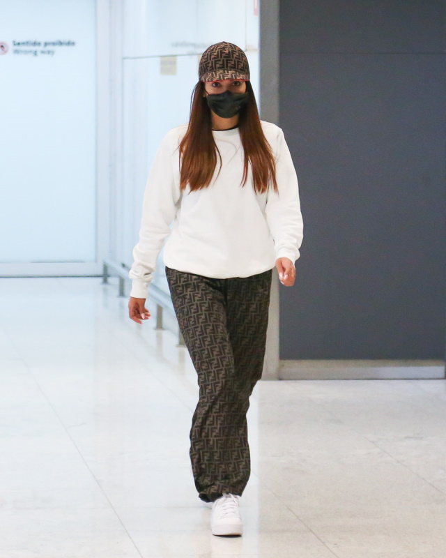 Anitta em aeroporto de Guarulhos