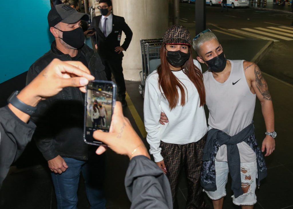Anitta em aeroporto de Guarulhos