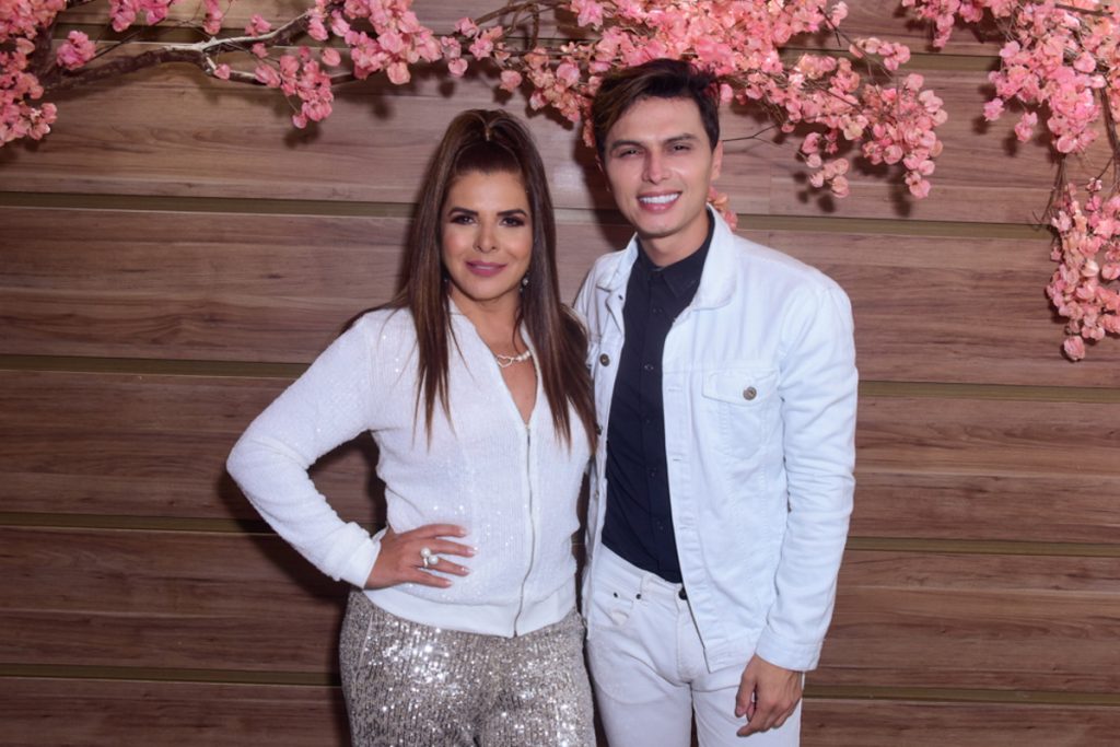 Mara Maravilha posando com Gabriel Torres