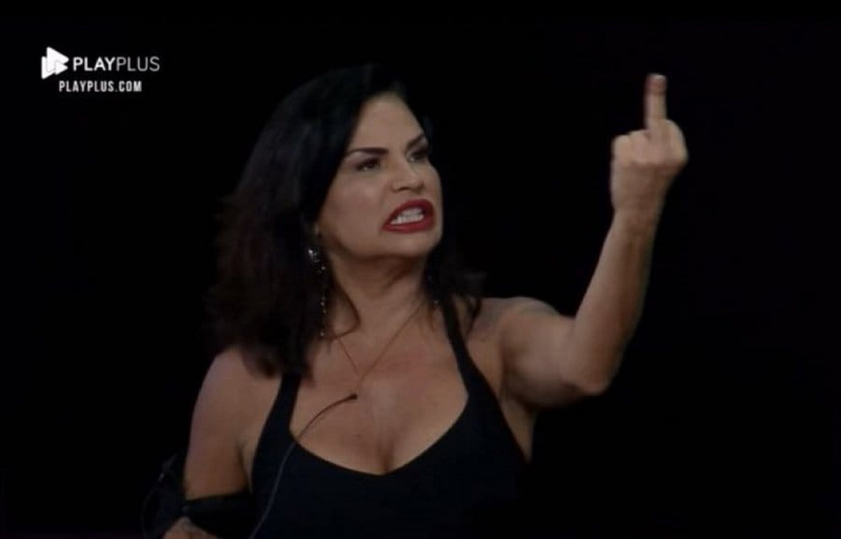 Solange Gomes dá dedo durante briga