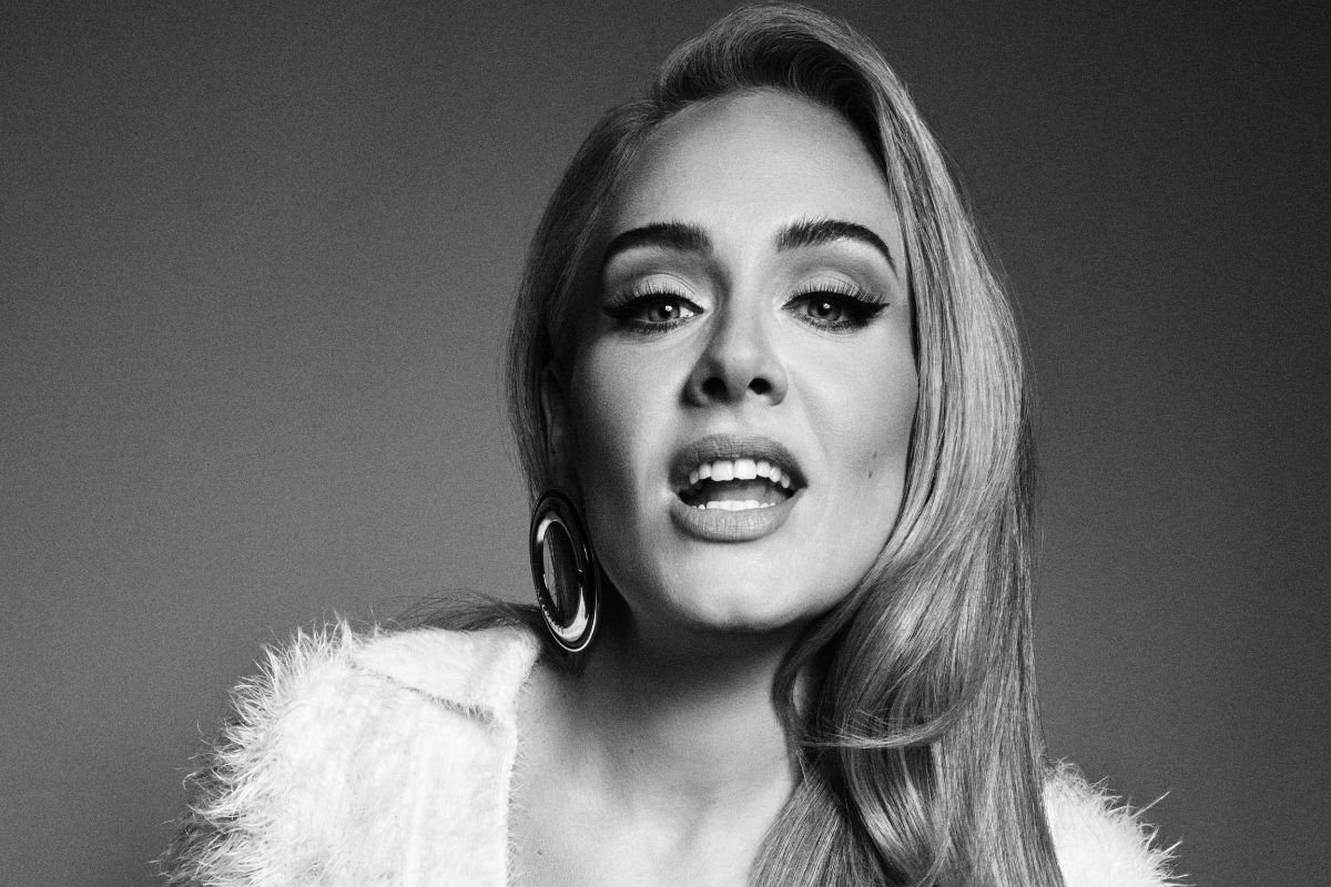 Adele em foto preta e branca para a divulgação de novo álbum