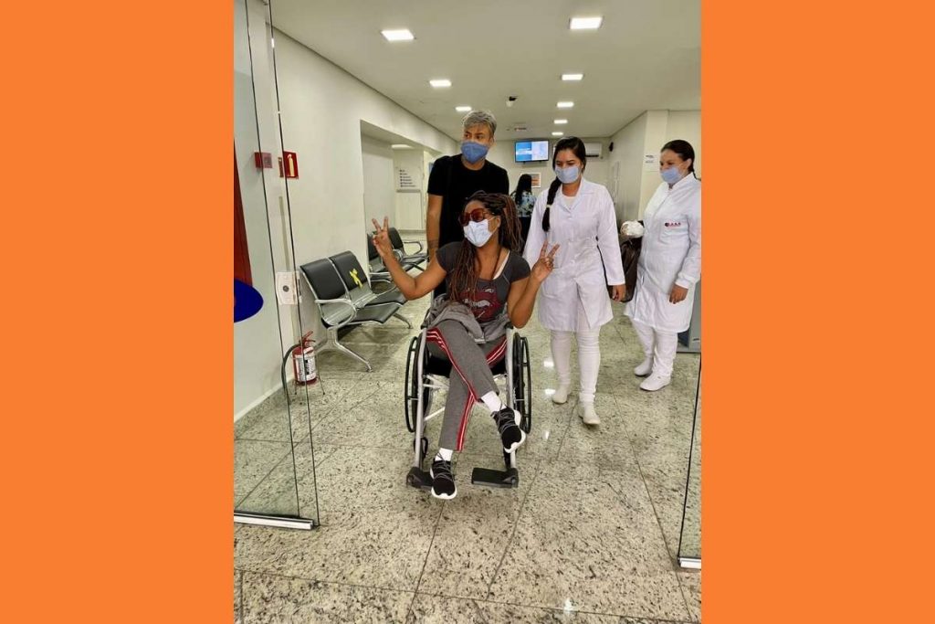 Adriana Bombom deixando hospital após cirurgia para troca de próteses mamárias