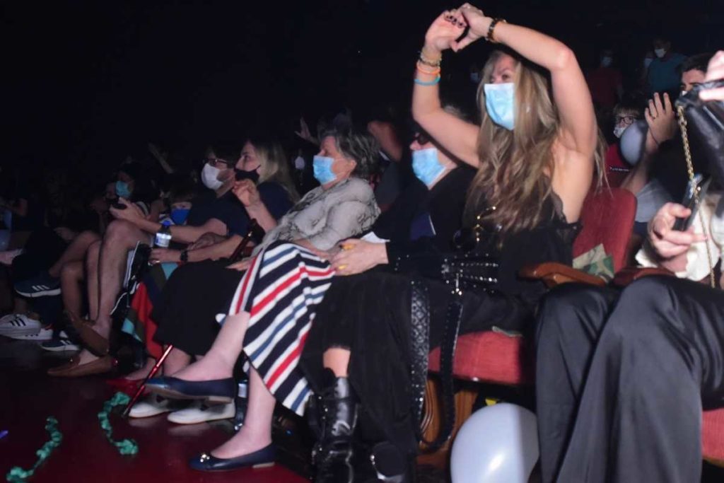 Adriane Galisteu celebrando estreia de Vittorio