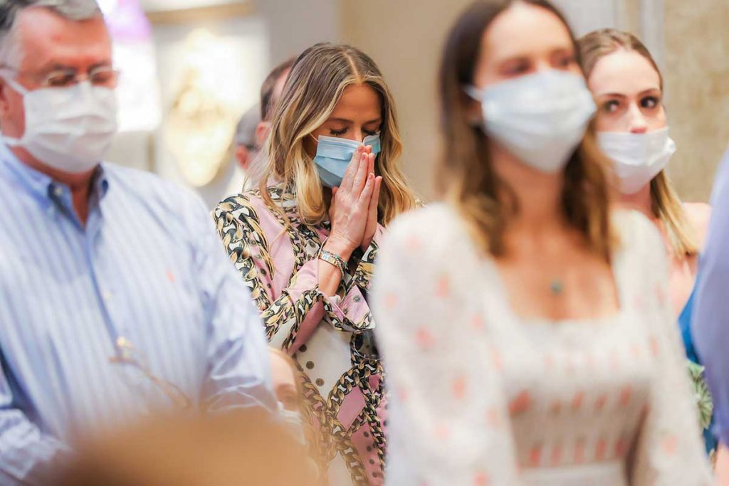 Adriane Galisteu faz sua oração