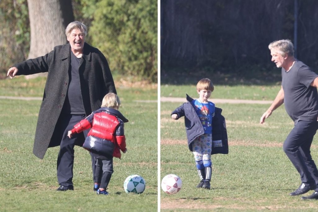 Alec Baldwin se divertindo com o filho