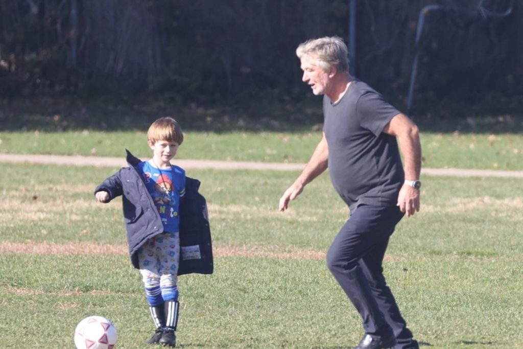 Alec Baldwin jogando bola com os filhos