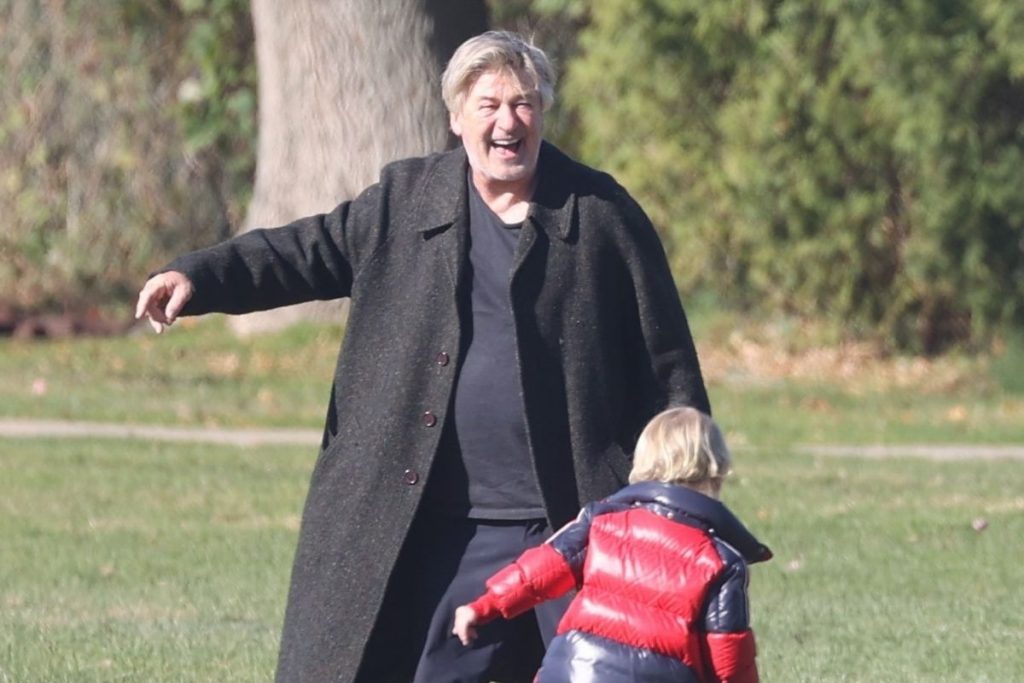 Alec Baldwin se divertindo e sorridente em parque