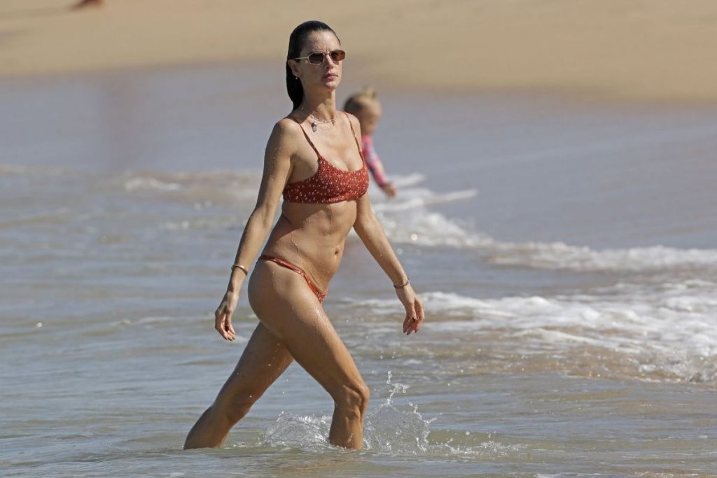 Alessandra Ambrósio de biquíni