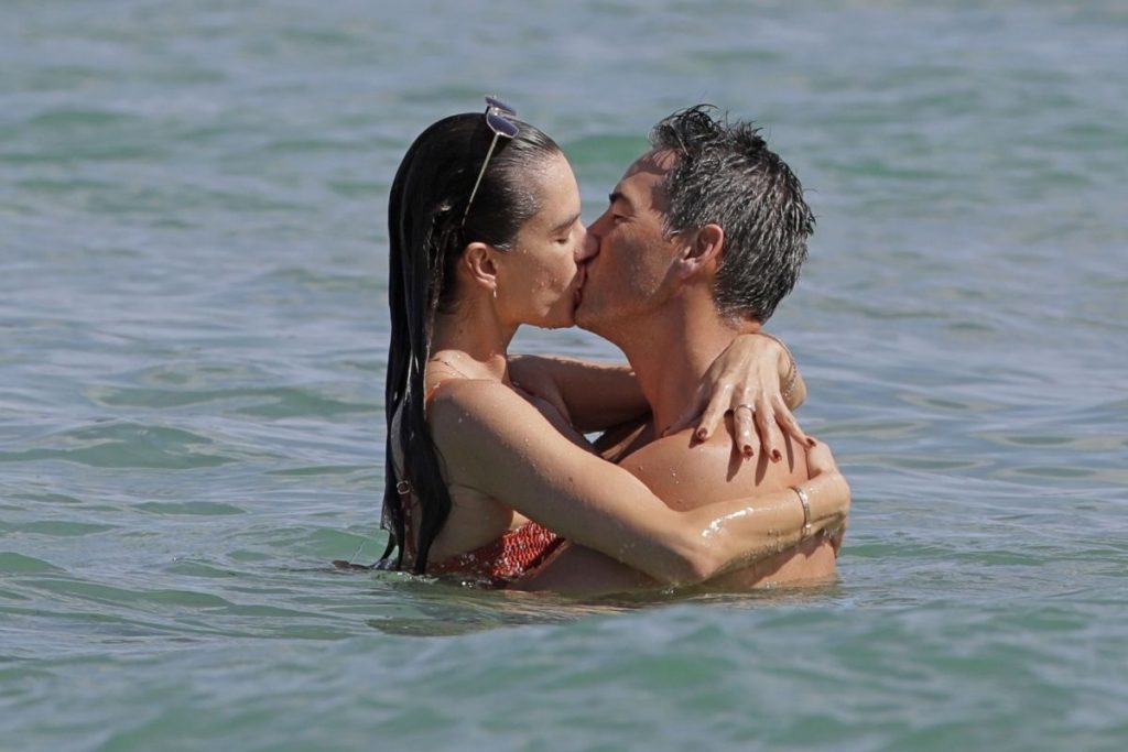 Alessandra Ambrósio beijando o namorado