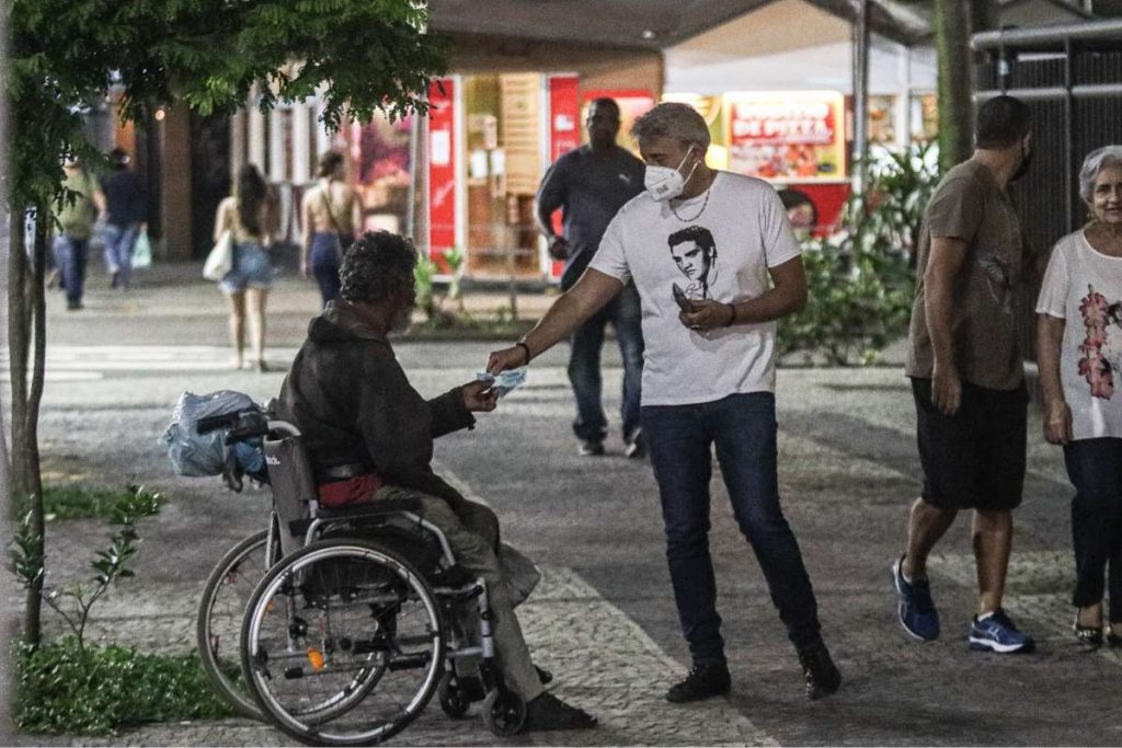 Alexandre Borges dá R$200 a homem em situação de rua no Rio