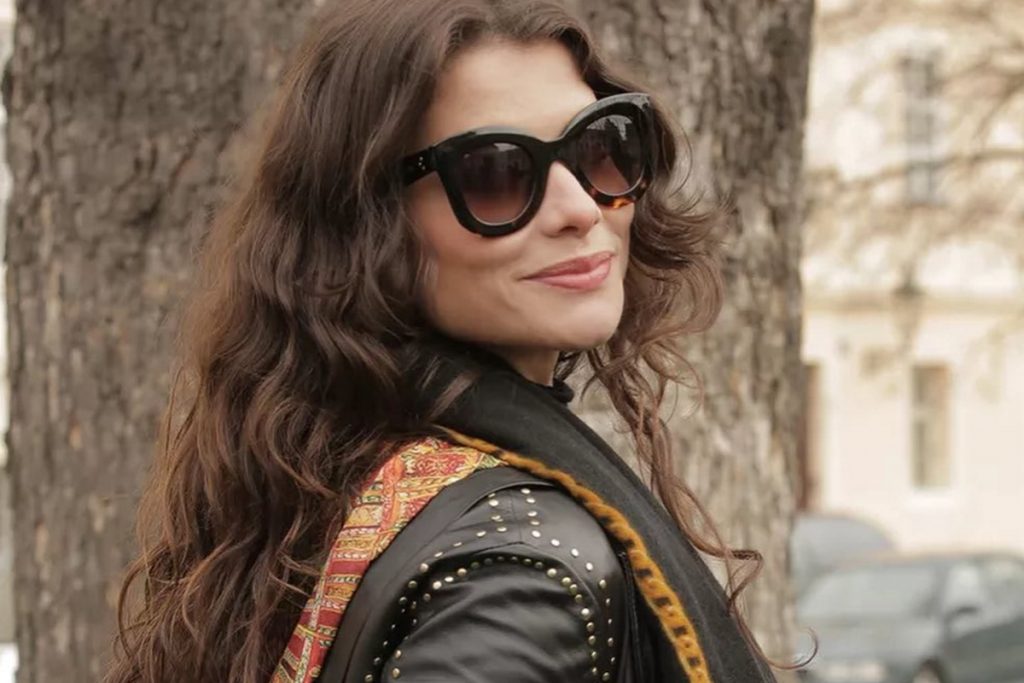 Alinne Moraes de oculos e look de couro como Barbara