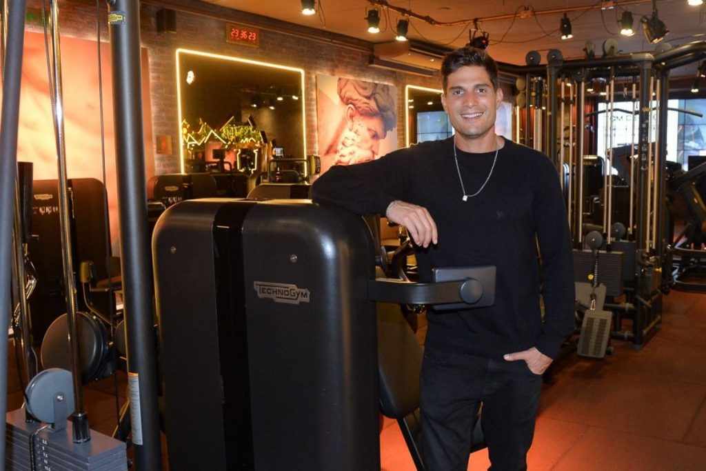 André Martinelli em festa da academia Les Cinq Gym