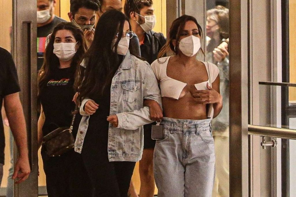 Anitta e Juliette curtem cinema juntas no Rio de Janeiro