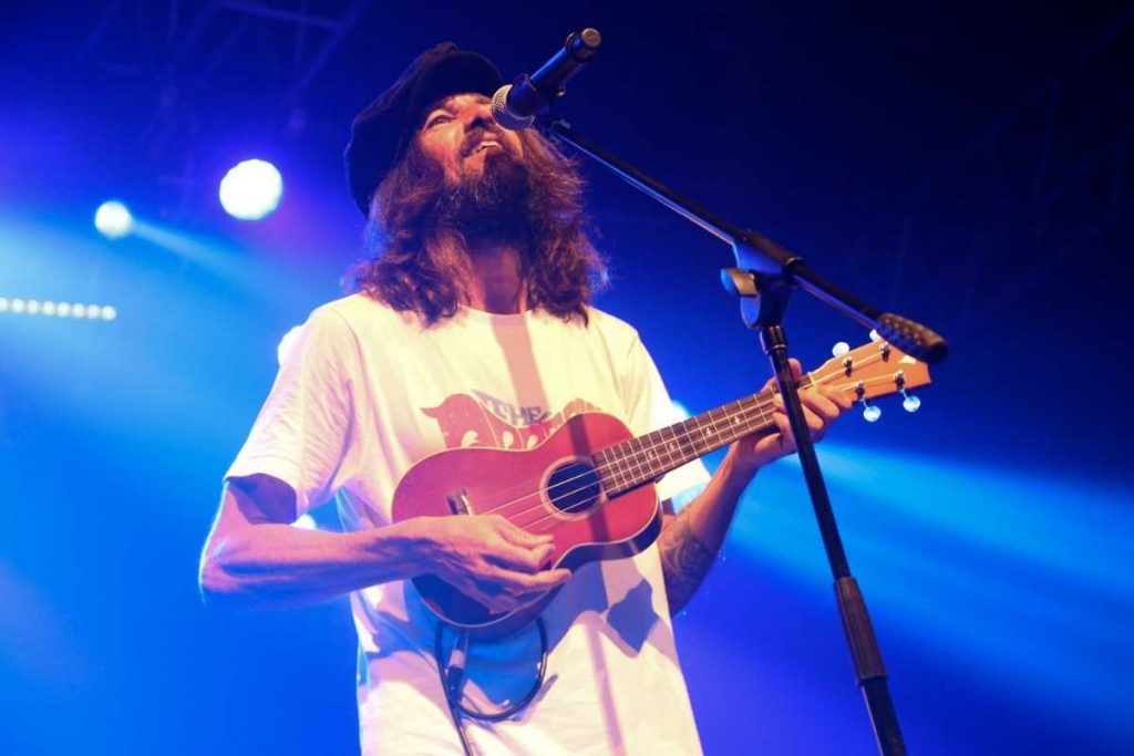 armandinho fazendo show na audio