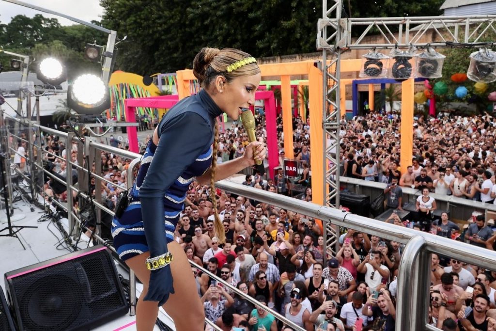 Claudia Leitte em bloco de Carnaval