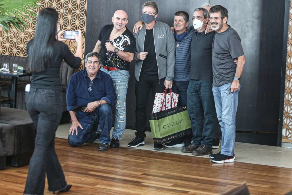 Boninho curte noite com amigos em seu aniversário