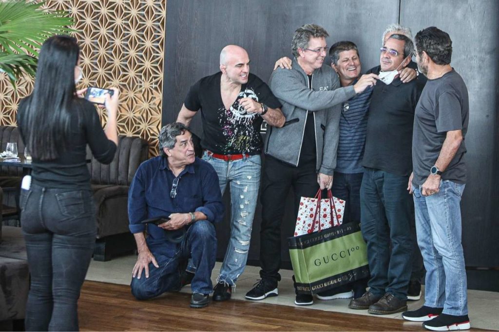 Boninho curte noite com amigos em seu aniversário