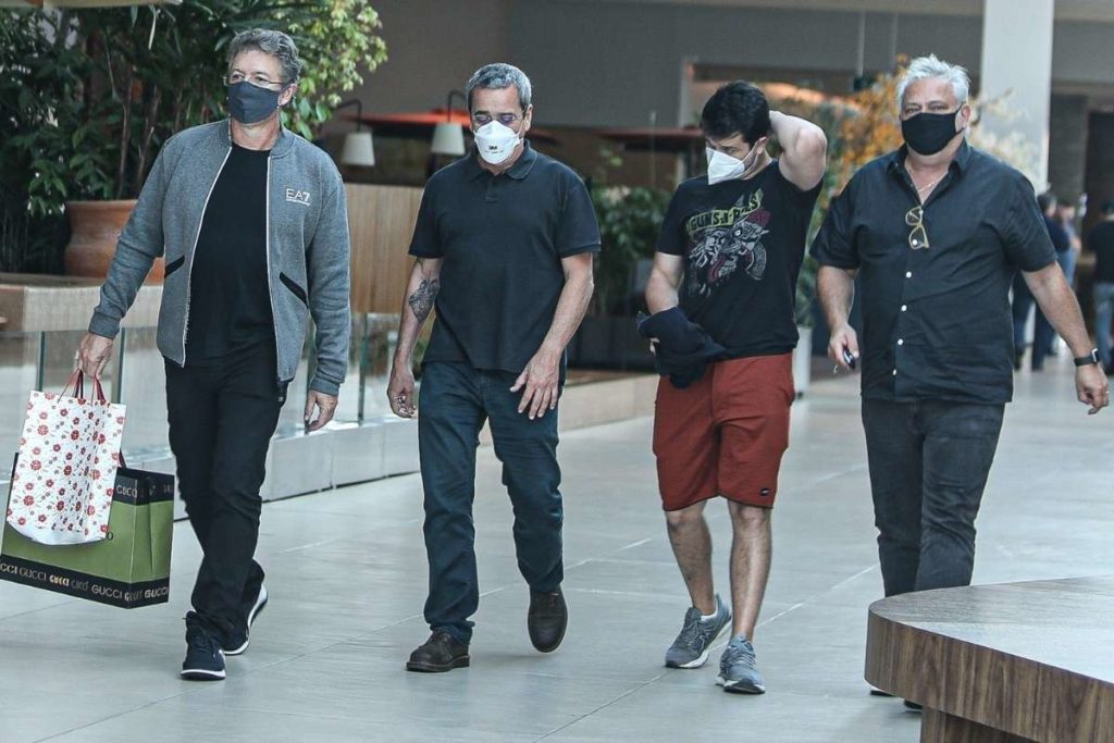 Boninho curte noite com amigos em seu aniversário