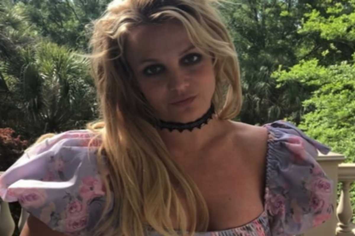 Britney Spears, blusa florida