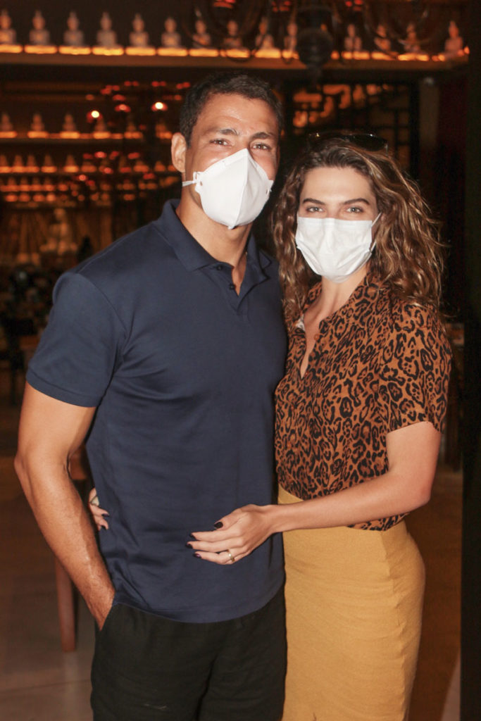 Cauã Reymond e Mariana Goldfarb em restaurante carioca