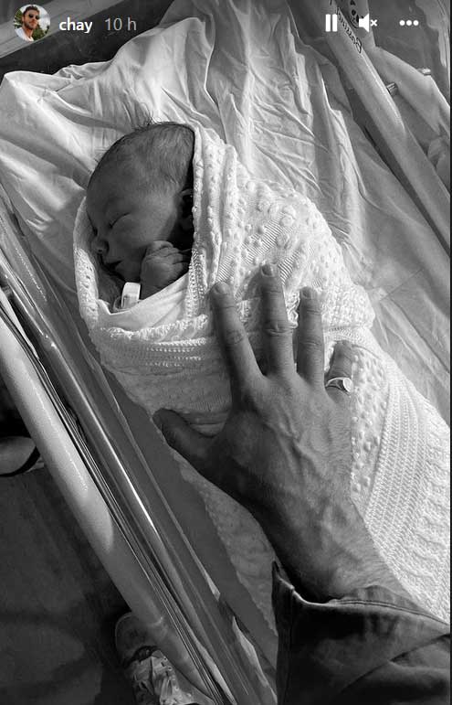 Chay Suede mostra filho recém nascido em foto linda