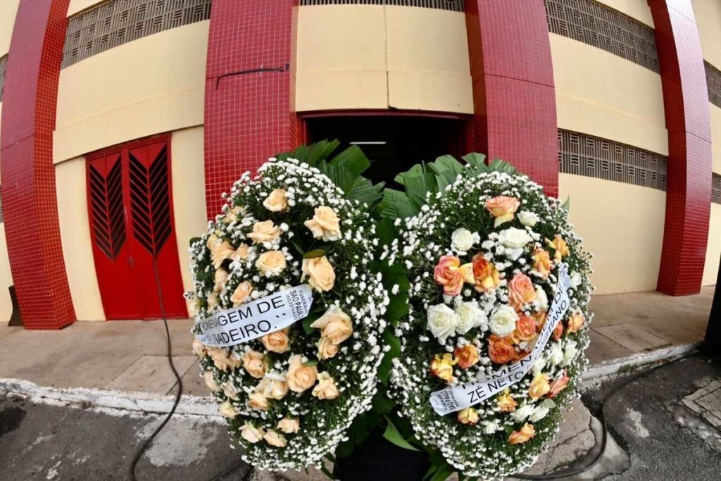 coroa de flores colocada na entrada do velório de marília mendonça