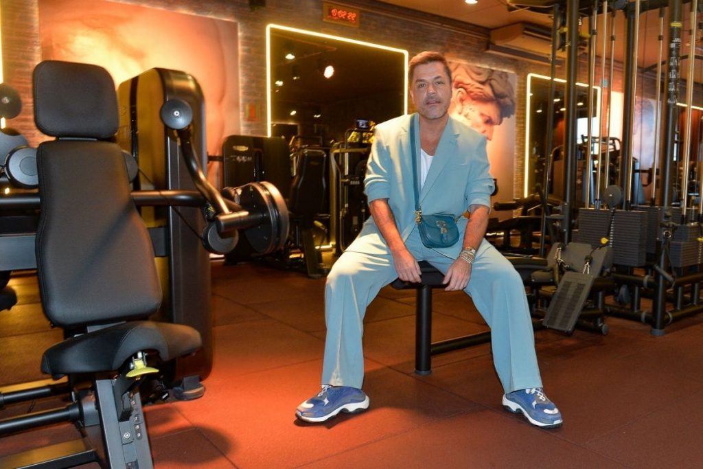 Danilo Faro em festa da academia Les Cinq Gym