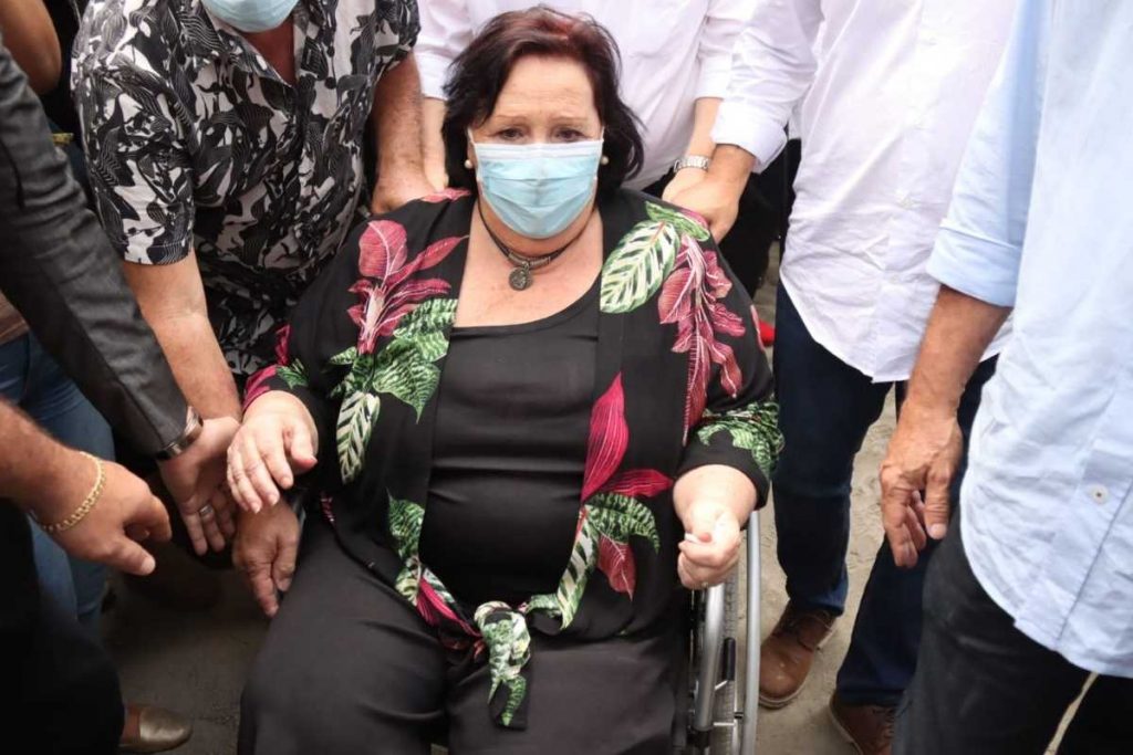 dea lucia na inauguração de estátuas de paulo gustavo em niterói