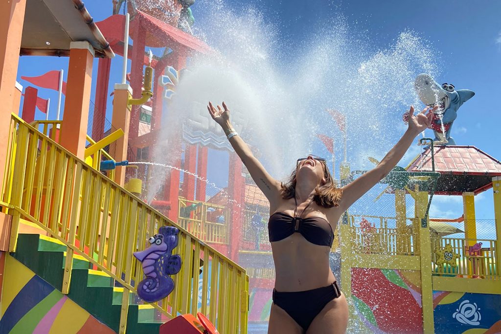 Deborah Secco aproveitou fim de semana de calor em parque aquático