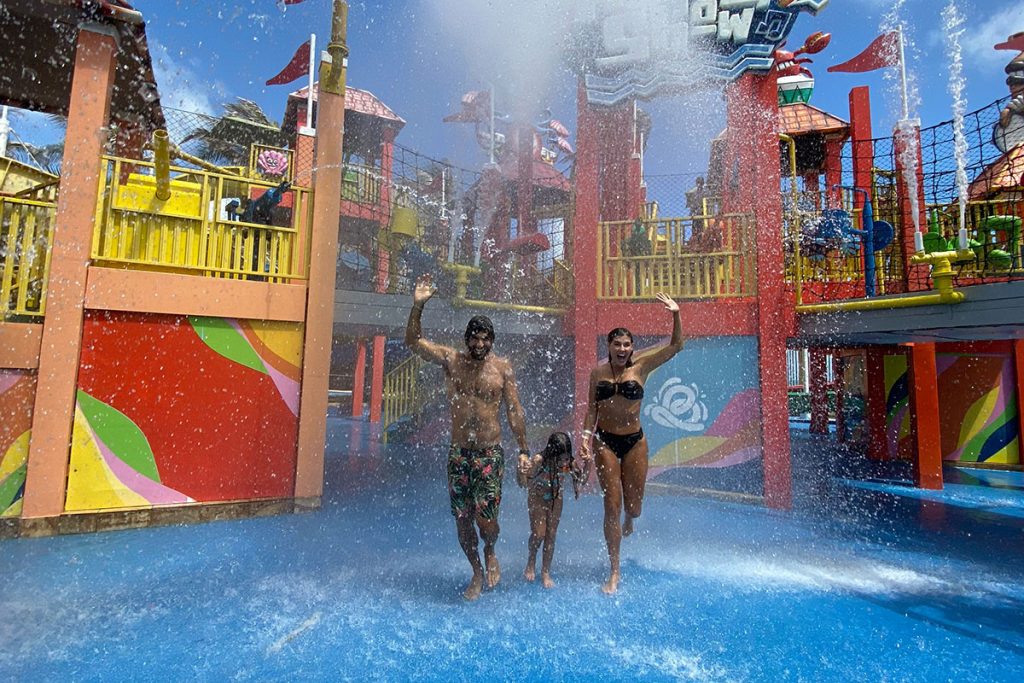 Deborah Secco se divertiu muito com o marido e a filha