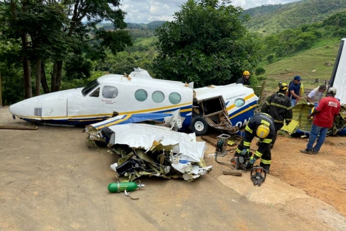Destroços do avião que caiu com Marília Mendonça