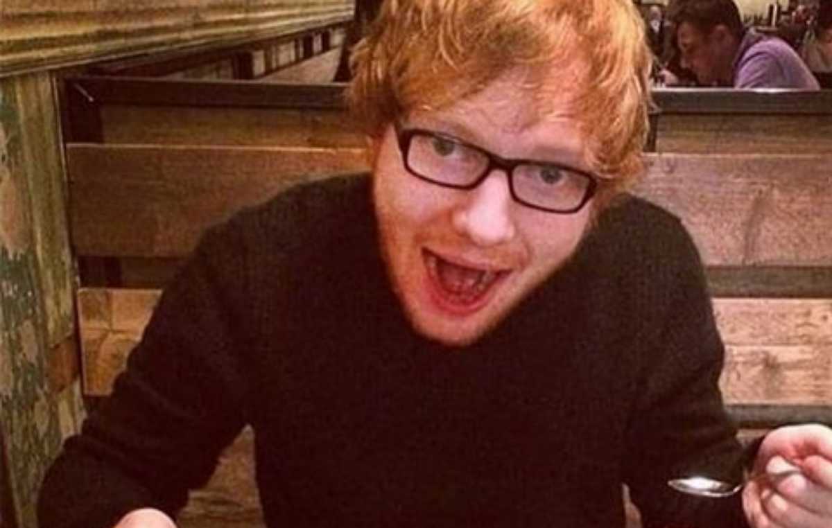 Ed Sheeran comendo