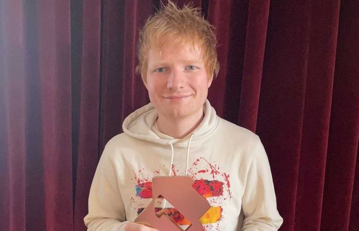 Ed Sheeran posando com um prêmio