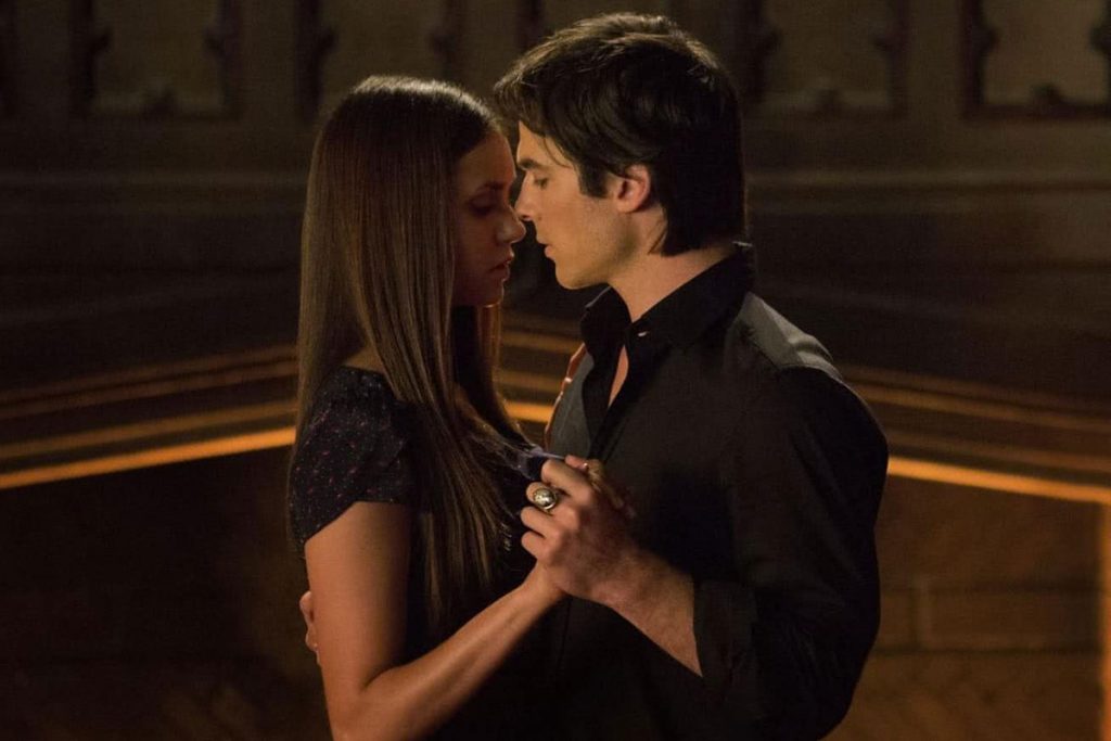 Elena (Nina Dobrev) e Damon (Ian Somerhalder) em The Vampire Diaries