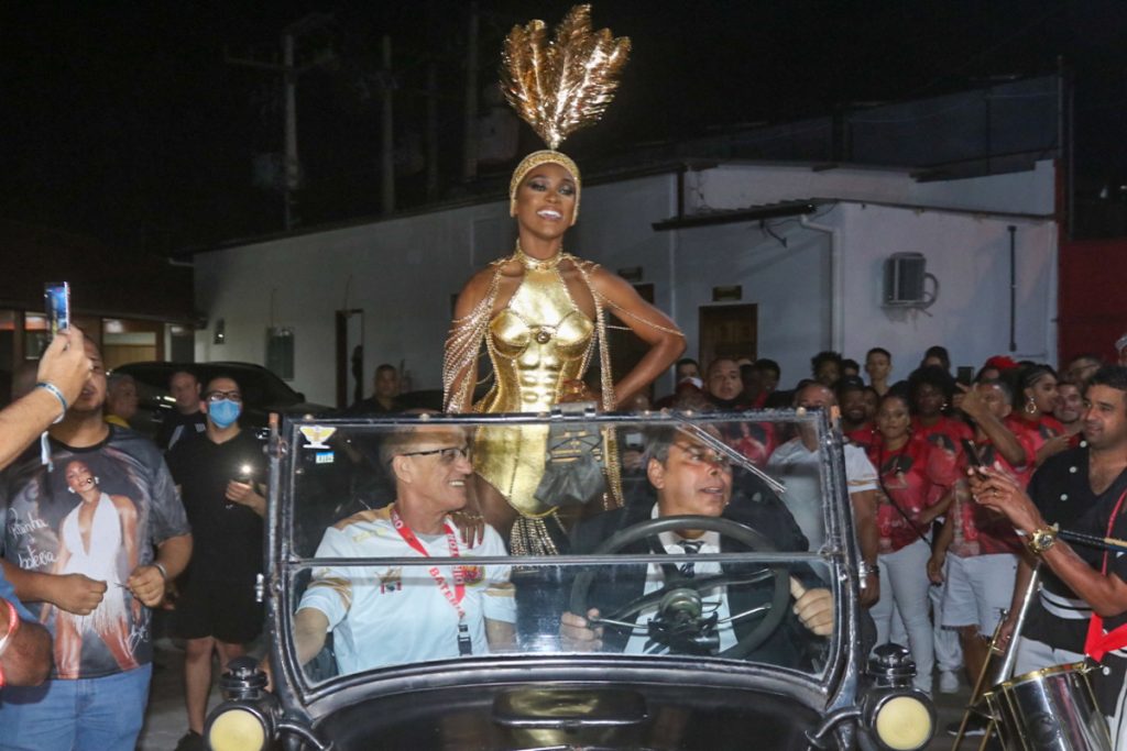 Erika Januza chegando em um Cadillac ao evento