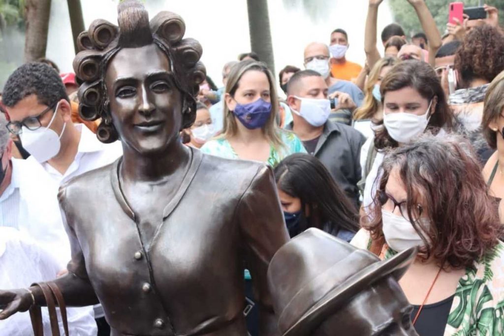 estátua de dona hermínia em niterói